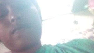 Bengali Bau Yang Seksi Dalam Sari Jari-jemari Memainkan Memek Selfie Panas