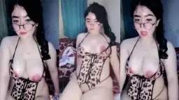 Tetes Mungil Kitty Yang Menggoda