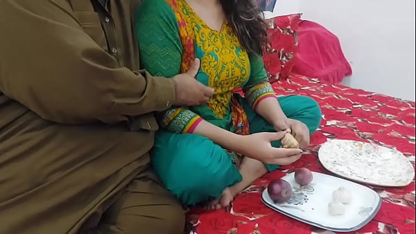 Bantu Ibu Tiriku Potong Sayur Lalu Kutekan Pantat Besarnya, Dia Selingkuhi Ayah Tiriku Dengan Audio Hindi Jelas