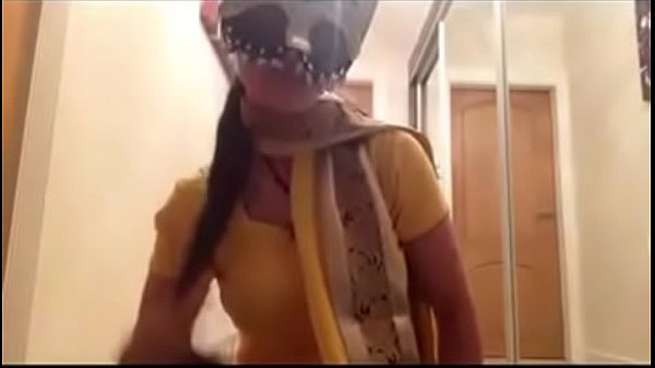 Gadis India Seksi Menggoda Diri Sendiri Dengan Nafsu Membara.