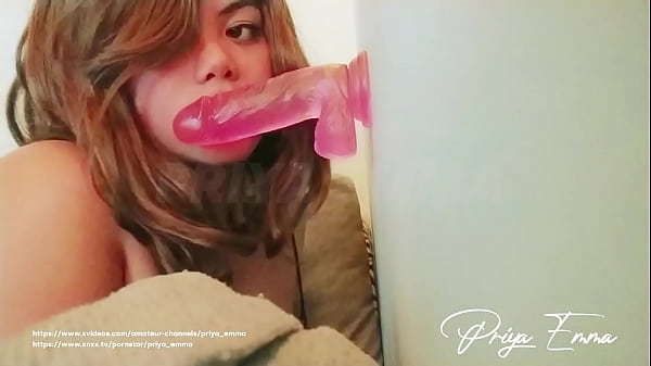 Priya Emma, Gadis India-arab Paling Hot, Mengisap Dildo Dengan Penuh Nafsu Dalam Closeup Yang Menggoda