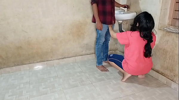 भाभी ने जवान प्लंबर से अपनी गीली चूत की तड़प शांत की! जोरदार हिंदी आवाज में प्लंबर सेक्स