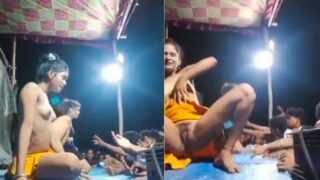 Pria Desa Tergila-gila Melihat Penari Telanjang Bergoyang Di Panggung