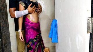Video Panas Dewar Menggila Dengan Bhabhi Di Kamar Mandi