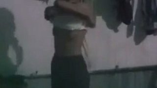 Video Tersembunyi Pembantu Desi Mandi Telanjang