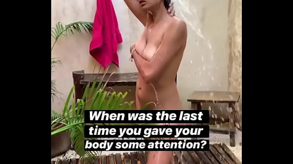 Desi Cewek Seksi Mandi Di Luar, Bikin Makin Basah Semua.