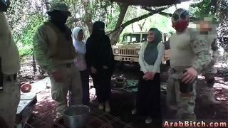 Gadis Arab Mengoceh Dan Muslim Inggris Di Rumah Kedua Yang Panas