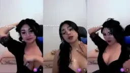 Host Seksi Pamer Body Mulus Bikin Pengen Gigit