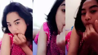 Wondergurl Pake Daster Pink, Muka Sange, Jari Dimasukin Ke Mulut