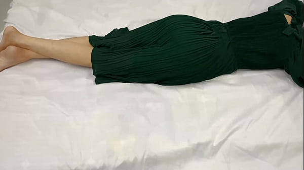 Gitu Aja, Adik Tiri 18 Tahunku Sendirian Di Kamar, Aku Langsung Masuk Dan Kontolku Masuk Ke Memeknya Pas Malam.
