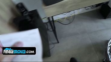 Gadis Latin Muda Menggoda Ayah Tirinya Dengan Tubuh Mulusnya Yang Bikin Ngilu.