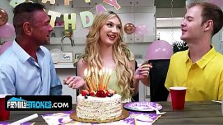 Anak Tiri Mungil Dengan Toket Alami, Daisy Lavoy, Menggoda Dan Naik Ke Atas Bokap Tirinya
