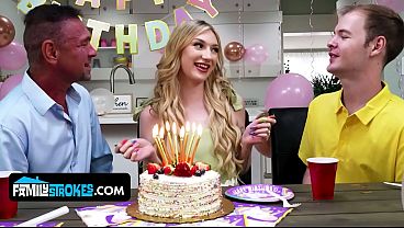 Anak Tiri Mungil Dengan Toket Alami, Daisy Lavoy, Menggoda Dan Naik Ke Atas Bokap Tirinya