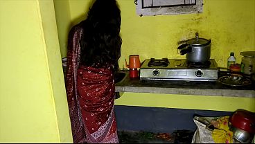 Devar Ngeliat Bhabhi Sendirian Di Dapur, Langsung Hajar Memeknya Sampe Basah Kuyup.