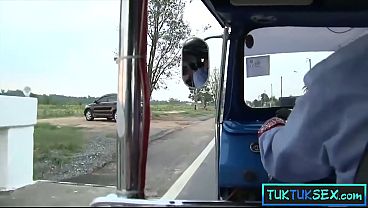 Ibu-ibu Thailand Di Jalan Digiring Naik Mobil, Siap Digebuk.