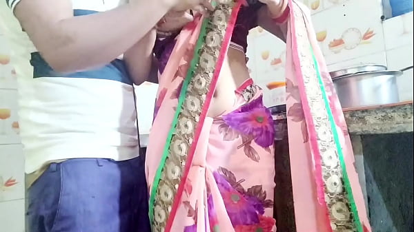 देसी भाभी बर्तन धो रही थी, तभी देवर ने आकर कहा- भाभी, तेरी चूत चाहिए, देगी क्या? हिंदी ऑडियो, सुनकर गरमा जाओ।