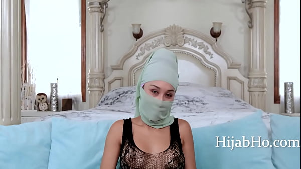 Ibu Tiri Berhijab Bikin Tenang – Cali Lee, Sentuhan Hangat Bikin Deg-degan