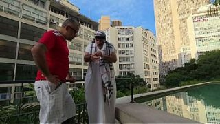 Sheik Árabe Chegou No Brasil Na época Da Copa Do Mundo E, Junto Com O Guia Turístico, Levou As Torcedoras Brasileiras Que Estavam No Hotel Pro Quarto E Foderam Até O Cuzinho Das Safadas, Vídeo Completo No Red.
