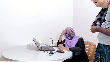 Bankir Hijab Montok Digebuk Petani Desa Perkasa, Crot Di Dalem, Desi Ngewe Panas