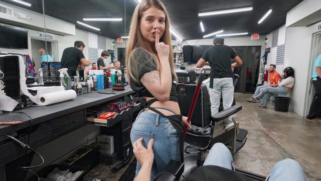 Ngentot Di Barbershop, Mofos Sange Sambil Cukur