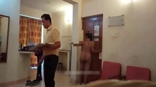 Tamil Aunty Nekat Buka Baju Di Depan Pelayan, Bikin Suasana Panas