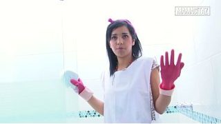 Pembantu Hotel Pake Sarung Tangan Karet, Bungkukin Badan Sambil Ngelap Pancuran, Bikin Lihat Dari Belakang Bikin Ngiler.