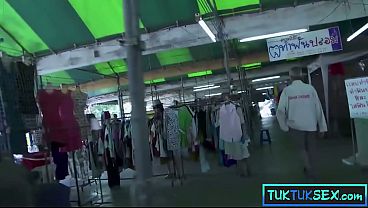 Lidahnya Yang Ditindik, Si Thai Milf Mungil Digaruk Dua Bule Di Jalan