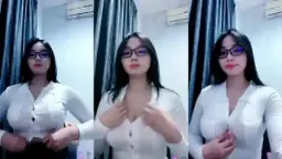 Julia Lea Tampil Bikin Ngiler, Kemeja Ketatnya Bikin Nungging Dan Dada Makin Menonjol.