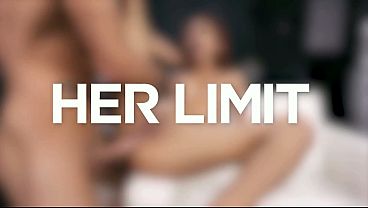 Cewek Asia Langsing Pake Lingerie Pink, Diminyaki, Ngentot Memek Dari Belakang Sampe Meraung.