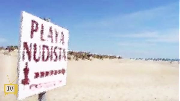 Di Pantai Bugil Bareng Keluarga, Mulus-mulus Kelihatan