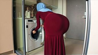 Ibu Tiri Pakai Hijab, Pantat Bulatnya Kena Tatapan Nakalku, Malah Kepergok.