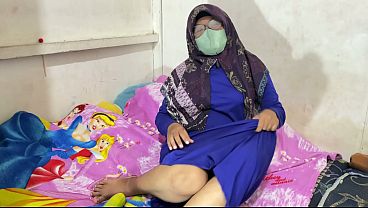 Wanita Berhijab Lagi Mainin Diri Sendiri, Desahan Pelan, Jari Basah Menggoda.